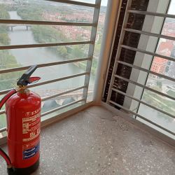 Extintor en interior de edificio