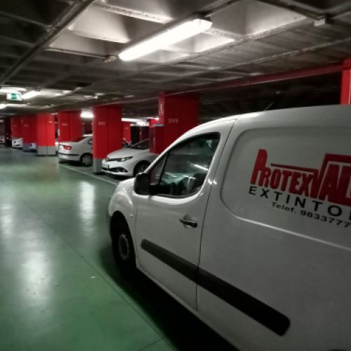 Furgoneta de empresa en interior de garaje