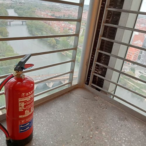 Extintor en interior de edificio