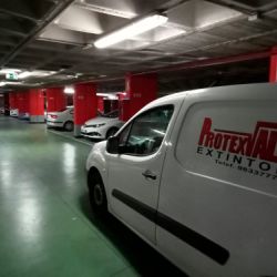 Furgoneta de empresa en interior de garaje