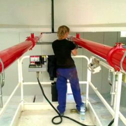 Operario revisando instalación contra incendios